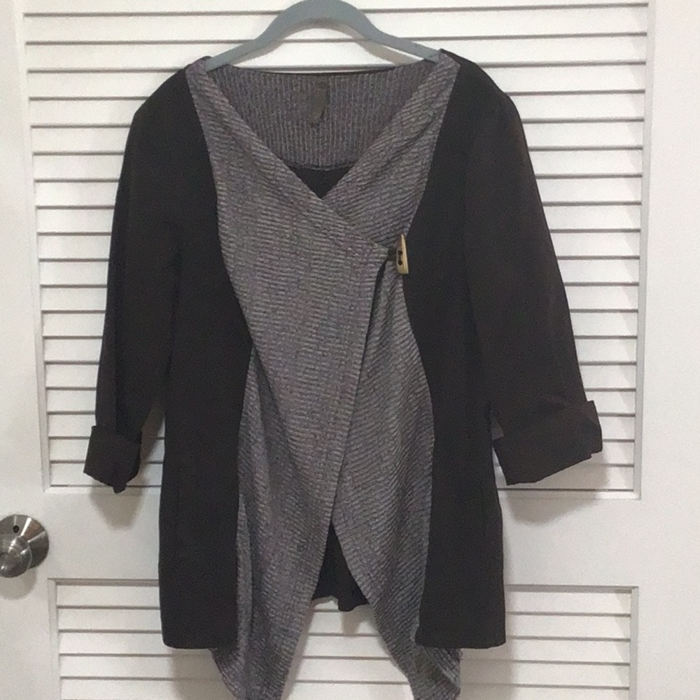 Very stylish top, with woven front and toggle closure